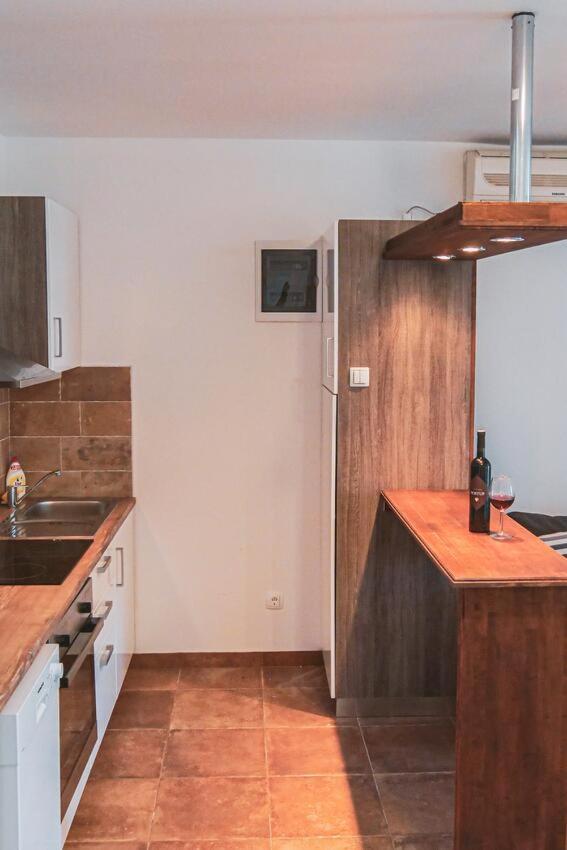 Fully Renovated One Bedroom Apartment With A Seaview - A Sevid ภายนอก รูปภาพ